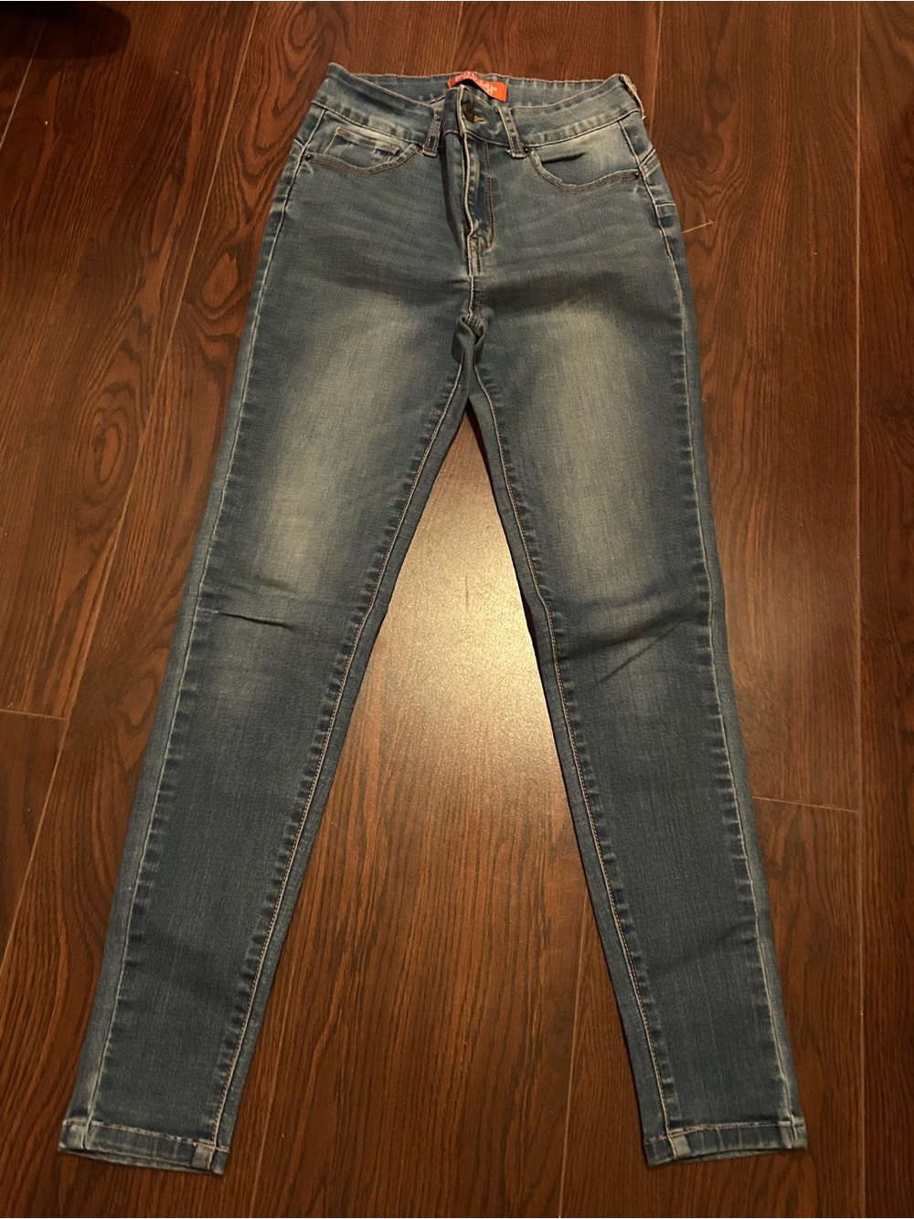 Women’s Skinny Jeans in Faded Blue Denim